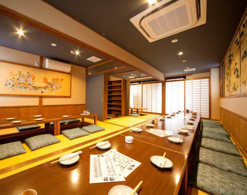 串カツとおでん 半藏の店内