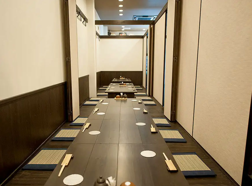 地場料理とおいしいお酒 KURAの店内